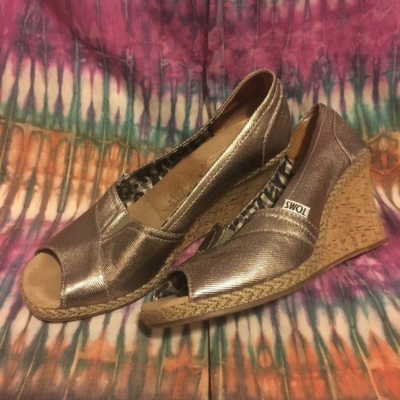 TOMS gold wedges - Picture 3 of 3
